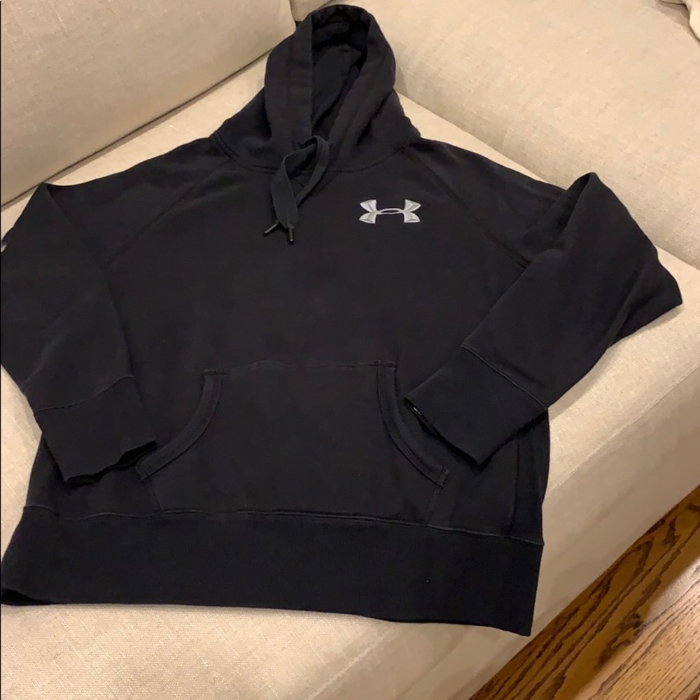 Hooded coldgear sweatshirt with front pockets.